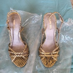 Snakeskin strappy pump